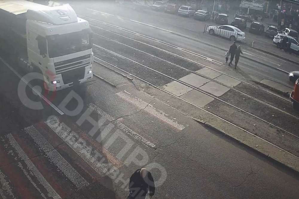 У Дніпрі вантажівка переїхала жінку на смерть (відео)