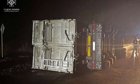 На Дніпропетровщині перекинулася вантажівка з 500 л палива (фото)