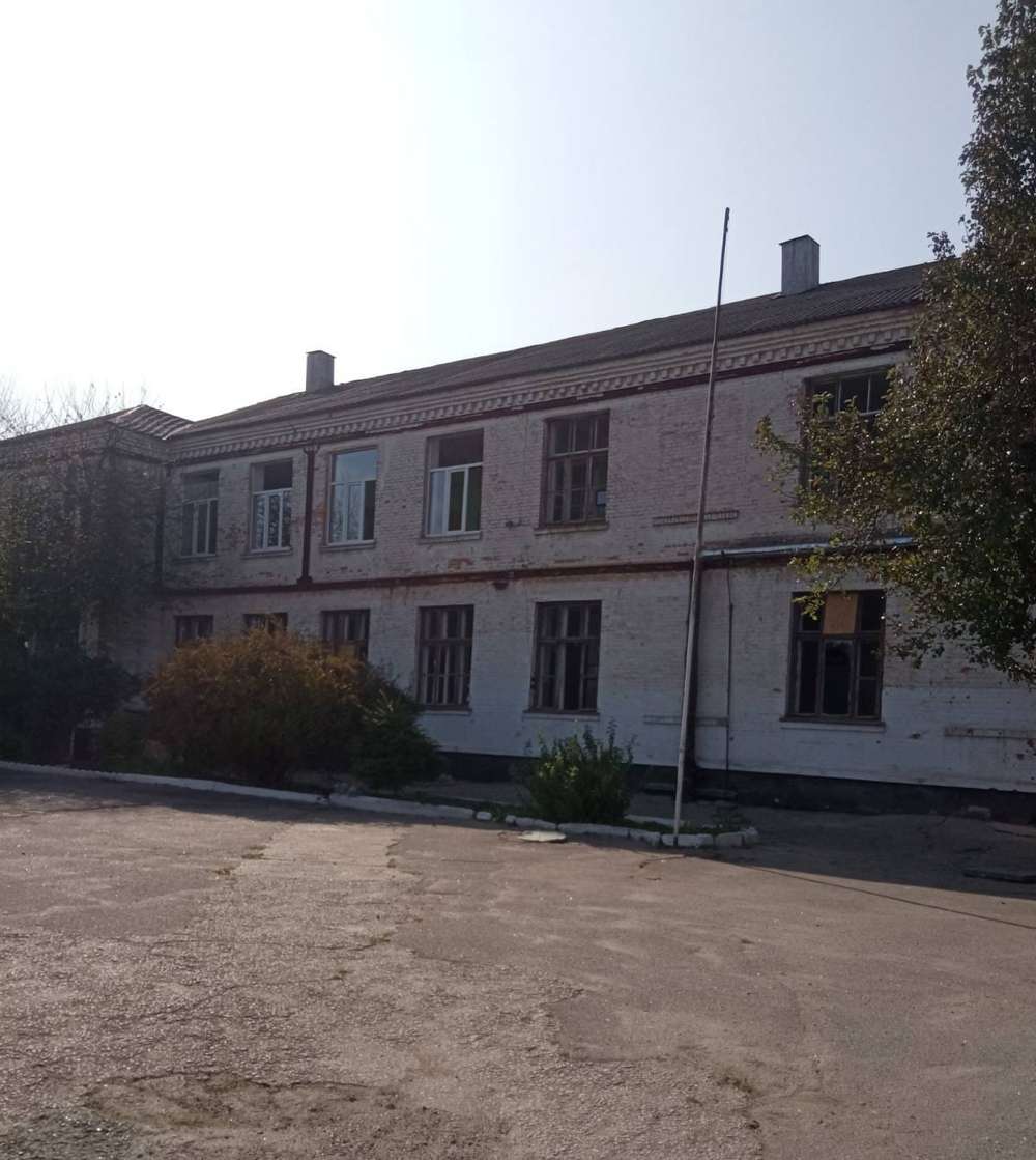 «Нудить від ненависті»: колишня учениця показала, як виглядає школа у Нікополі після удару армії рф (фото)