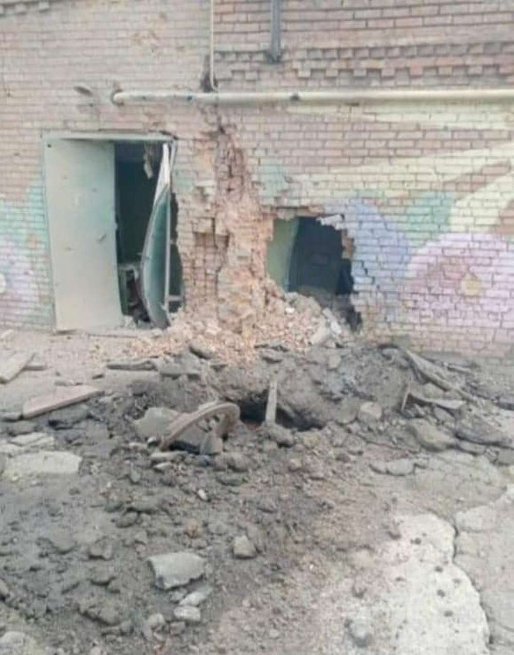 «Нудить від ненависті»: колишня учениця показала, як виглядає школа у Нікополі після удару армії рф (фото)