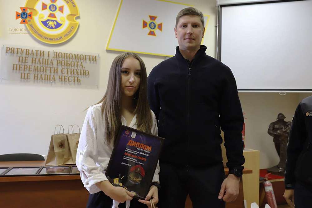 Рятувальники Дніпропетровщини нагородили переможців дитячого конкурсу малюнків «Герої ДСНС» (фото, відео)