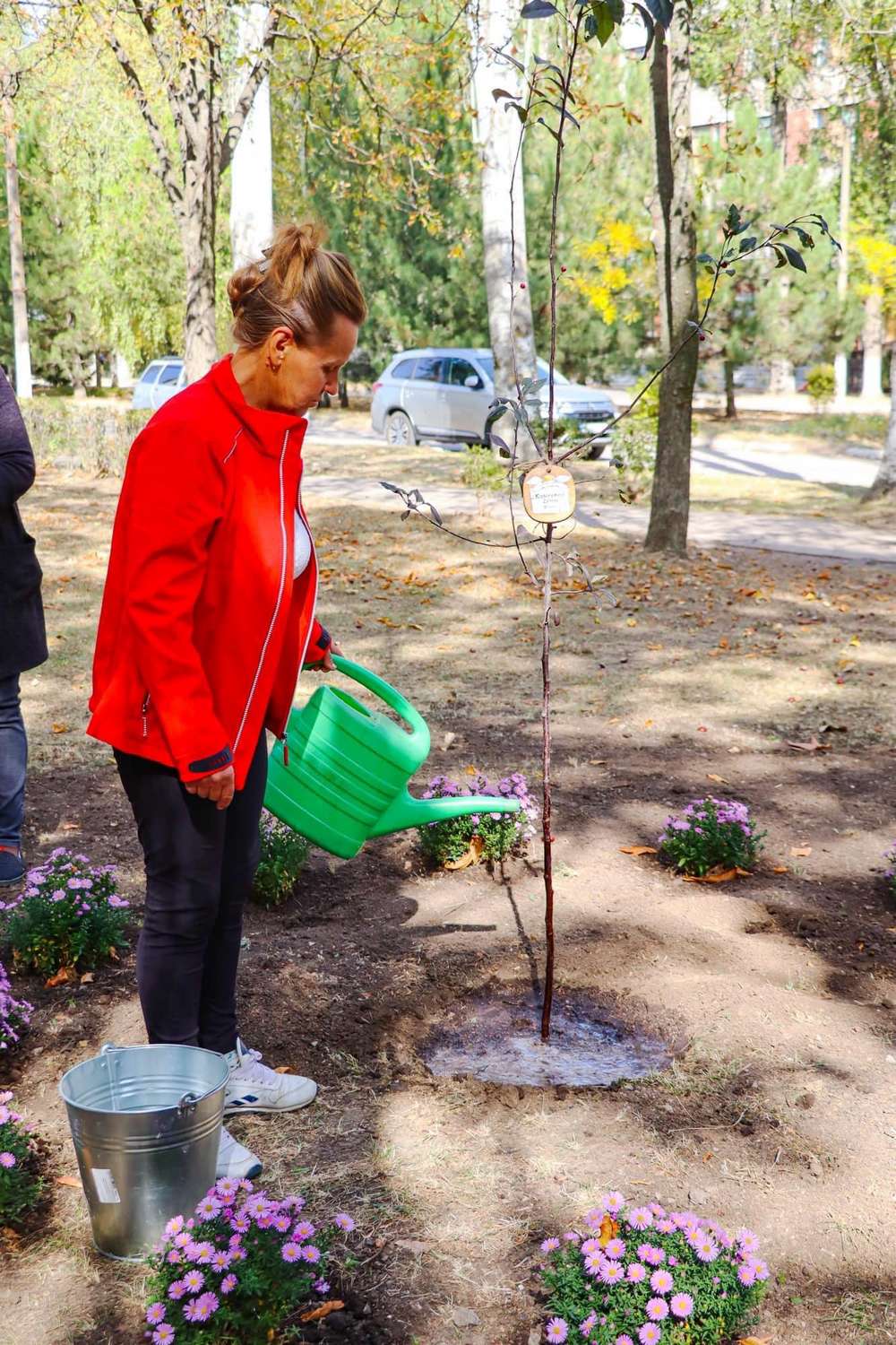 Рідні вбитого росіянами у Зеленодольську хлопчика посадили райську яблуньку в пам’ять про нього