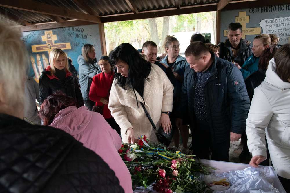 У Нікополі провели в останню путь двох жінок, яких вбила російська ракета у гімназії (фото)