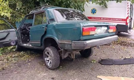 Випив, сів за кермо, врізався в дерево: на Дніпропетровщині медики рятували водія-порушника