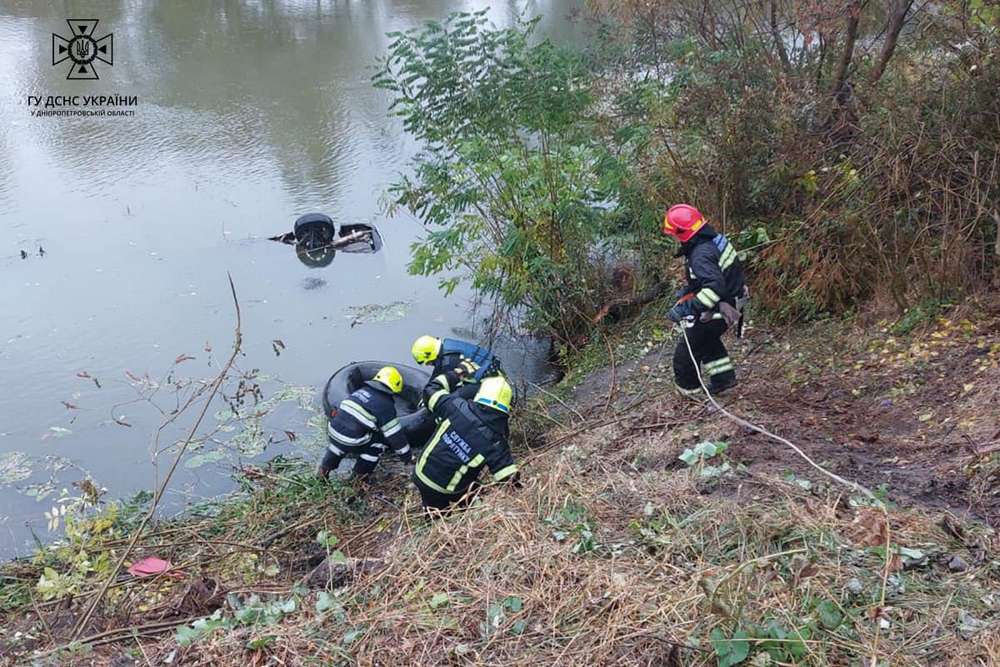 На Дніпропетровщині авто впало у річку: всі загинули (фото, відео)