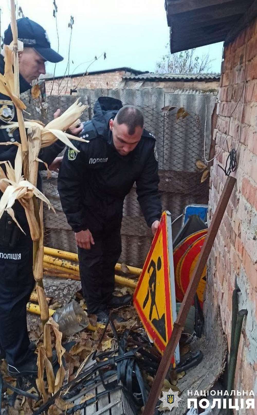На Дніпропетровщині поліцейські викрили крадія, який побудував теплицю з опор дорожніх знаків