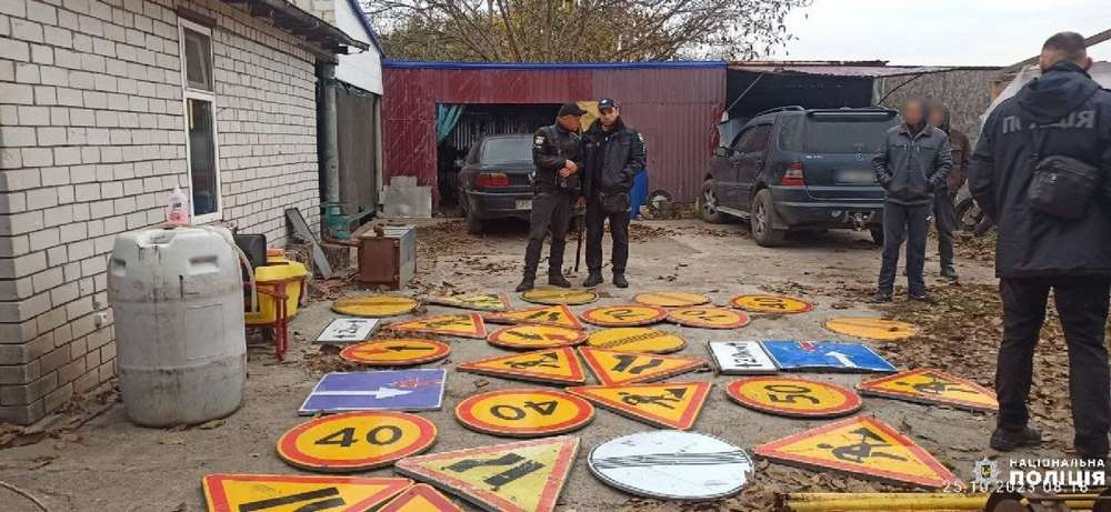 На Дніпропетровщині поліцейські викрили крадія, який побудував теплицю з опор дорожніх знаків