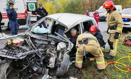 На Дніпропетровщині зіштовхнулися «Ford Fiesta» та вантажівка «MAN»: водія затиснуло в салоні