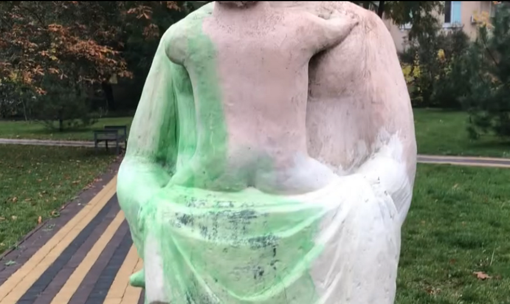 У Нікополі облили зеленою фарбою керамічну скульптуру