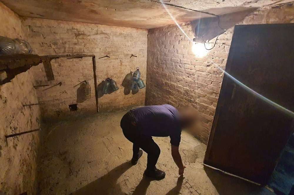 На Нікопольщині виявили залите бетоном тіло в гаражі – затримано двох марганчан (фото, відео)