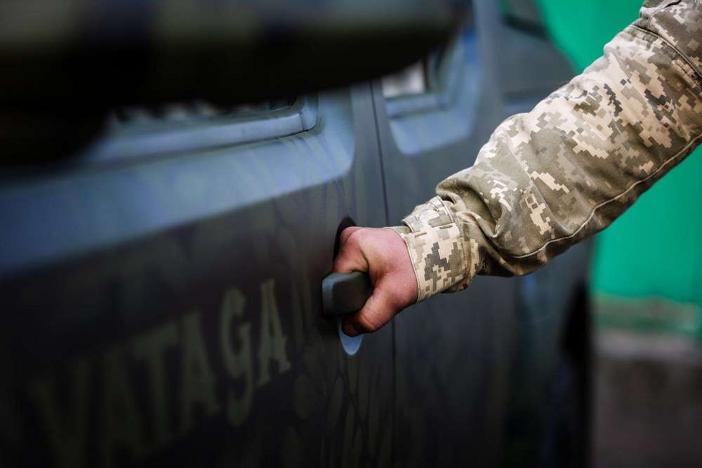 Воїнам, які тримають кордони Дніпропетровщини, передали ще 13 пікапів (фото)