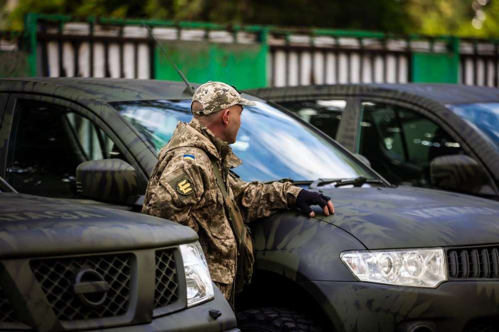 Воїнам, які тримають кордони Дніпропетровщини, передали ще 13 пікапів (фото)