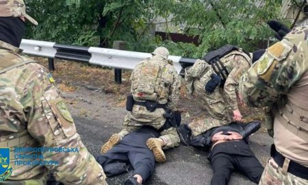 Вимагали неіснуючий борг у батька загиблого Захисника: на Дніпропетровщині затримали двох чоловіків