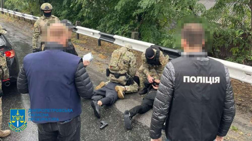 Вимагали неіснуючий борг у батька загиблого Захисника: на Дніпропетровщині затримали двох чоловіків