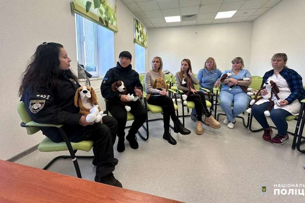 Як вберегти дітей від суїциду: у Нікополі медики використовують собаку Хібукі