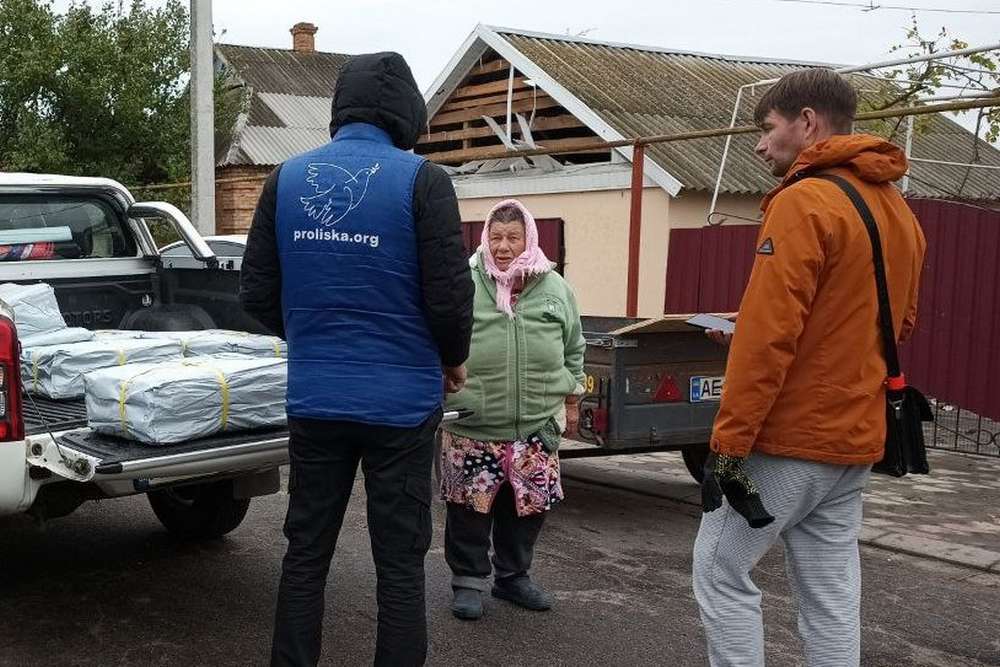 Капулівка після обстрілів отримала термінову допомогу від благодійників (фото)