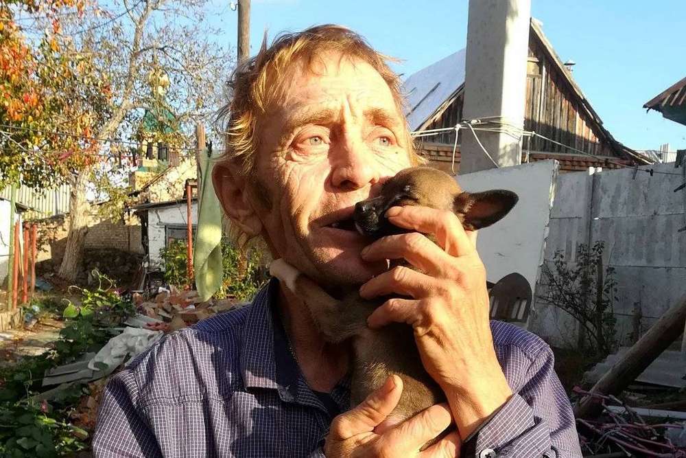 Незламні: у Нікополі чоловік годує 20 покинутих собачат – йому потрібна допомога