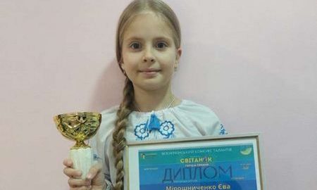 Юні піаністки з Покрова зайняли переможні місця на Всеукраїнських конкурсах (фото)