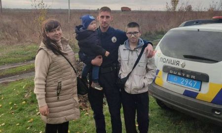 Поліцейські Дніпропетровщини евакуювали з українського Нью-Йорка маму з двома дітками (фото)
