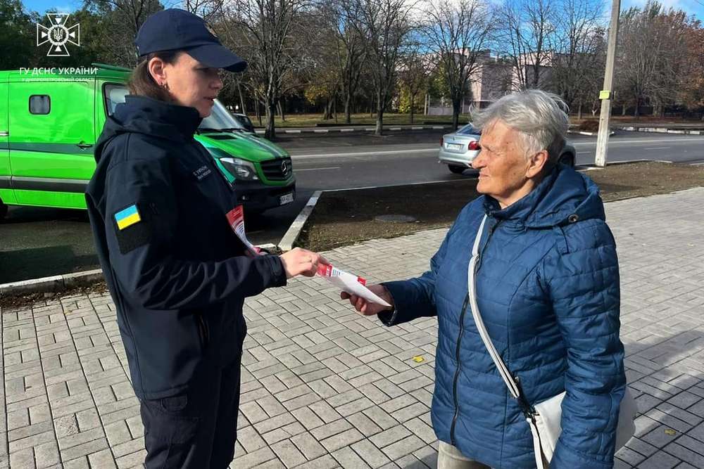 Рятувальники у Нікополі розповіли мешканцям, як вберегти житло від вогню