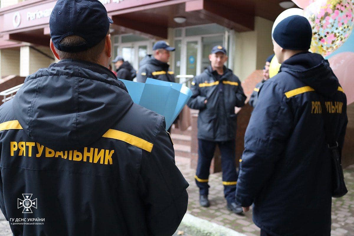 Тато у відрядженні на Донбасі – але зустрічати доню дніпровського рятувальника прийшли його колеги