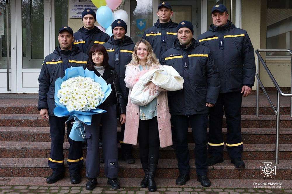 Тато у відрядженні на Донбасі – але зустрічати доню дніпровського рятувальника прийшли його колеги