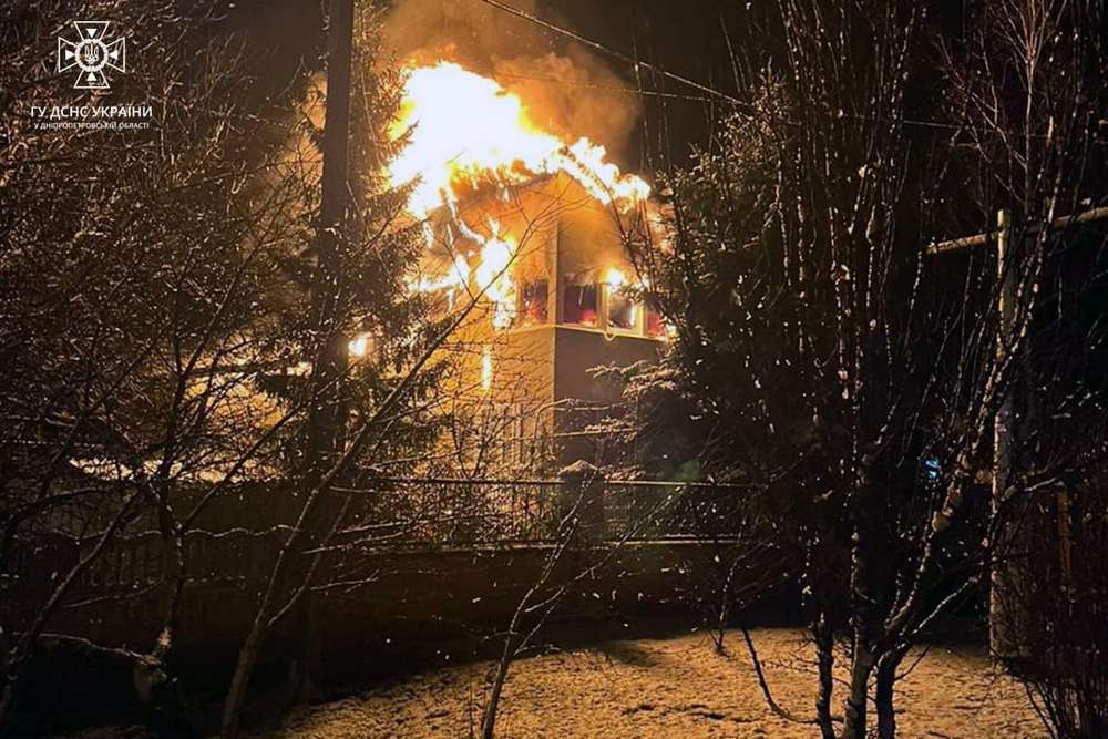 На Дніпропетровщині 16 рятувальників гасили пожежу у двоповерховому будинку