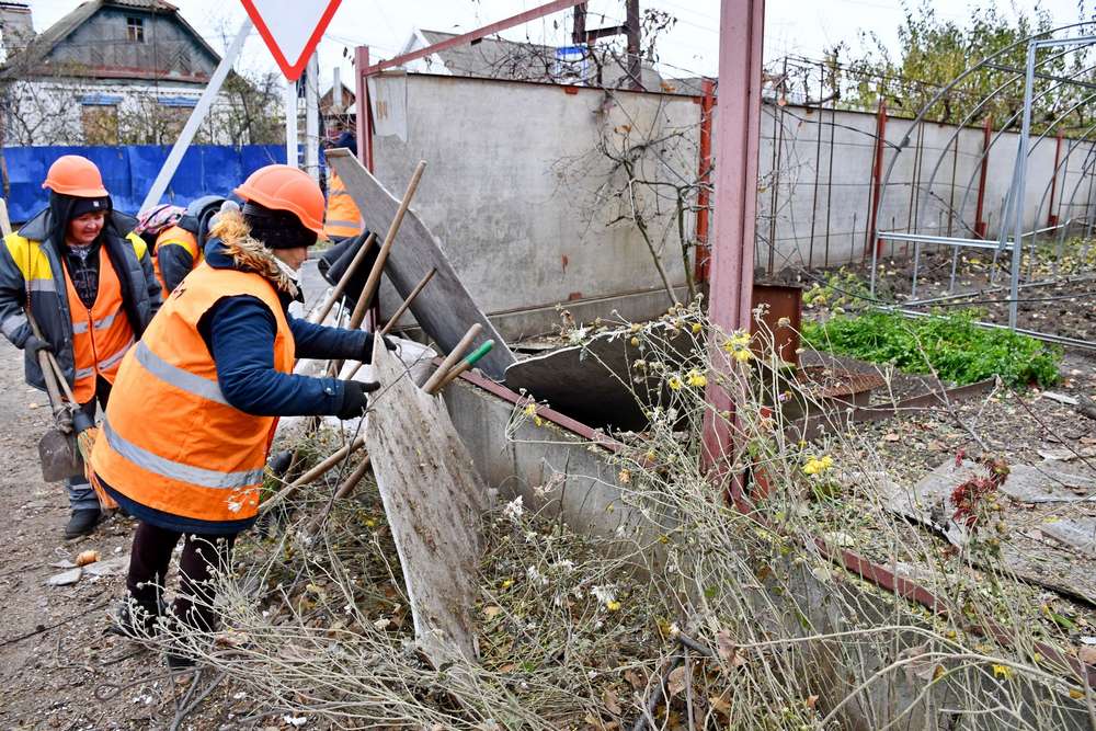 У Нікополі усувають наслідки обстрілів: комунальники допомагають мешканцям (фото)