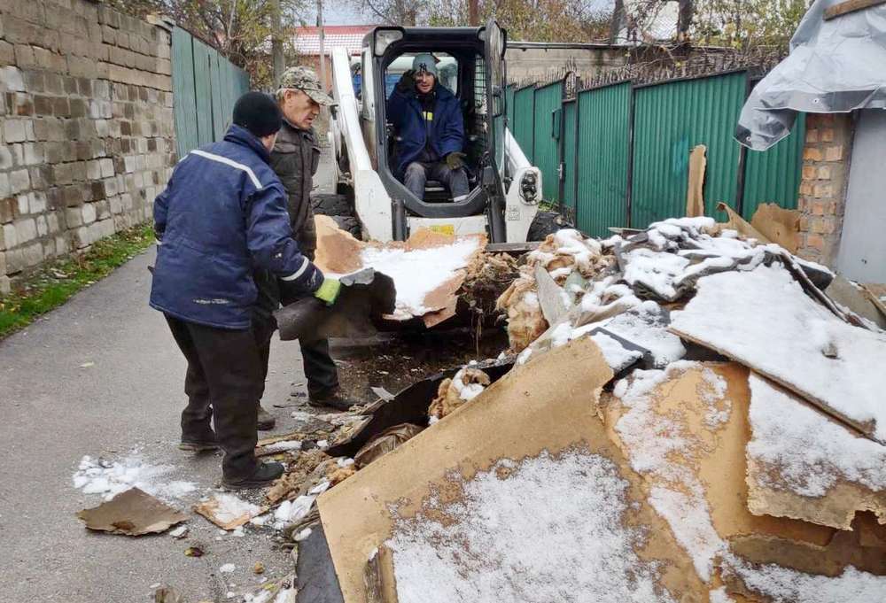 У Нікополі усувають наслідки обстрілів: комунальники допомагають мешканцям (фото)