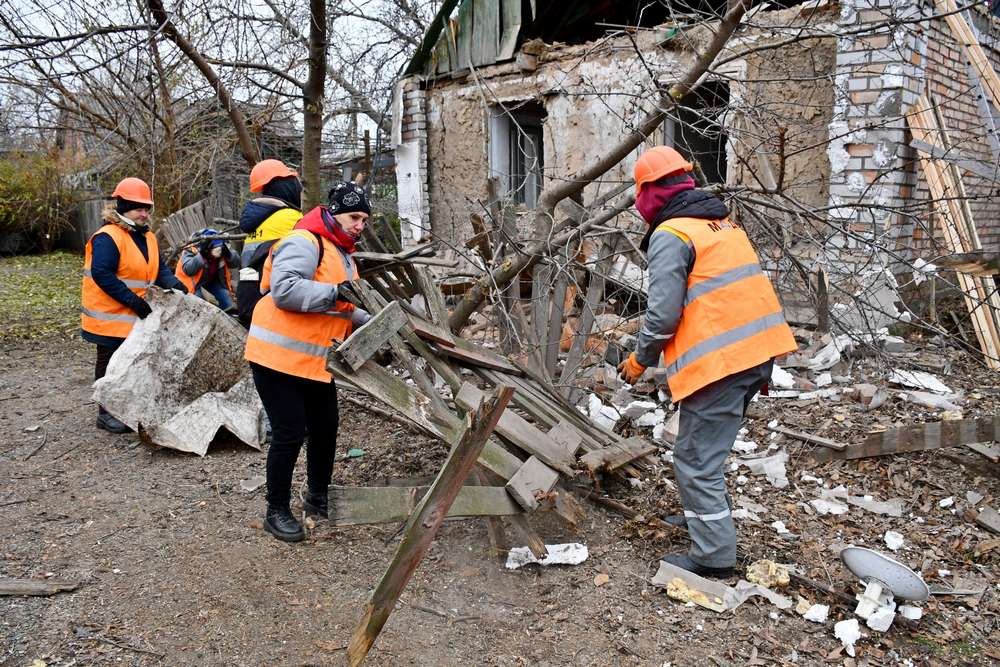 У Нікополі усувають наслідки обстрілів: комунальники допомагають мешканцям (фото)