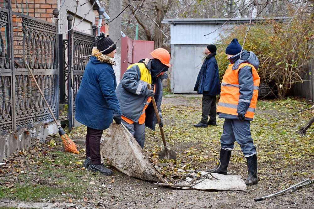 У Нікополі усувають наслідки обстрілів: комунальники допомагають мешканцям (фото)