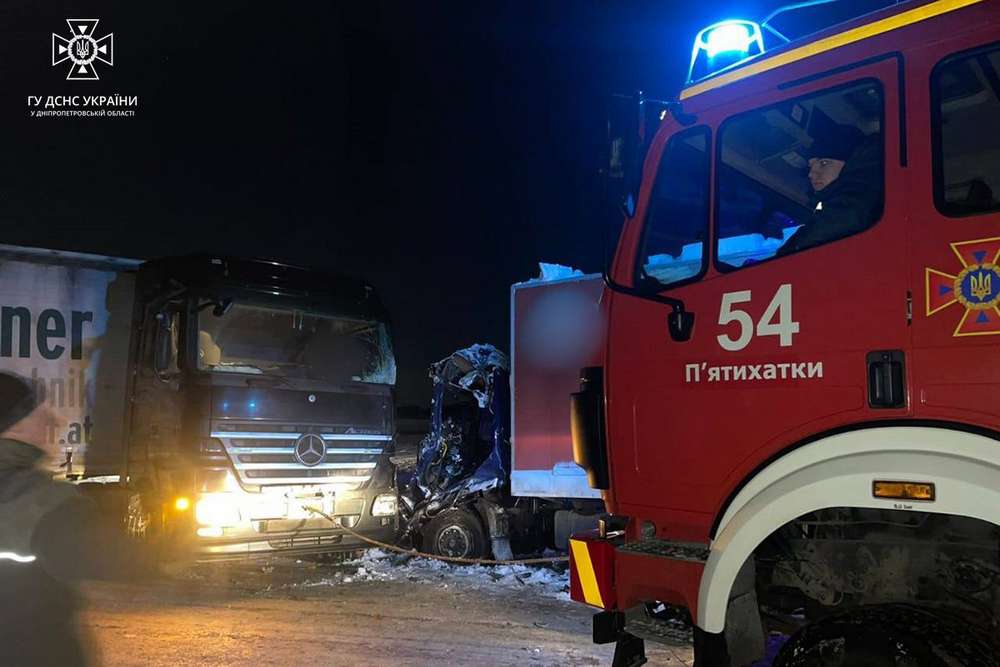 На Дніпропетровщині сталася смертельна ДТП: не розминулися дві вантажівки