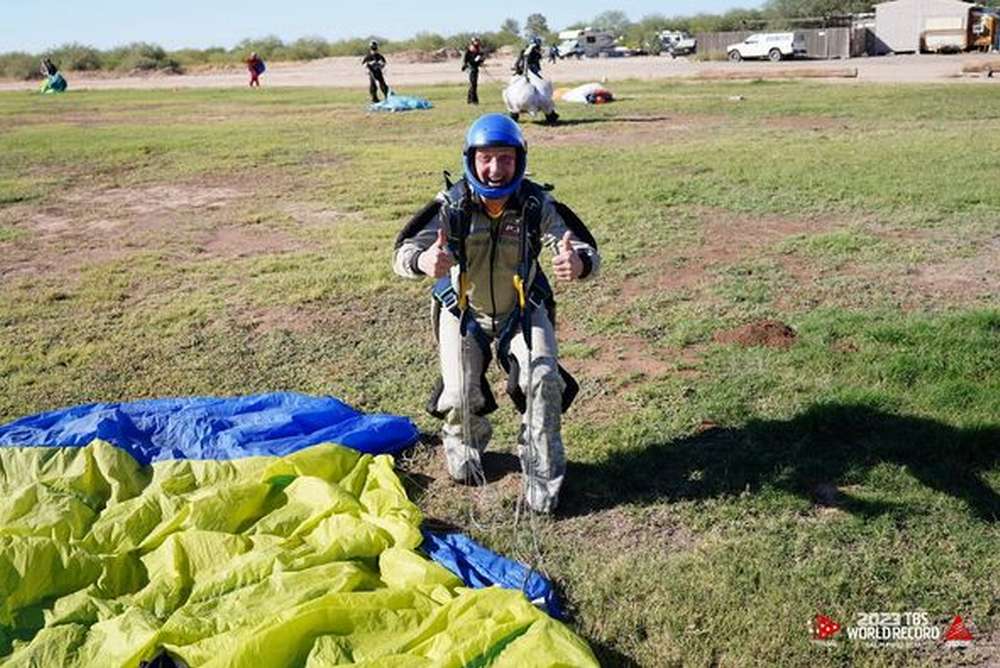 Випускник Нікопольського ліцею №15 встановив світовий рекорд з парашутної групової акробатики (фото)