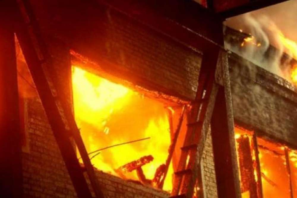На Дніпропетровщині врятували двох дітей та жінку з палаючого будинку
