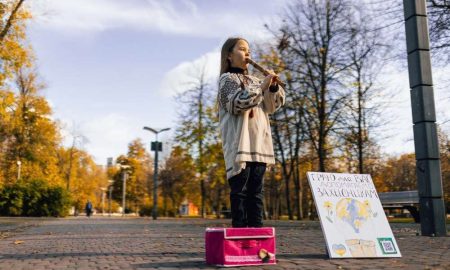У Дніпрі 8-річна дівчинка зібрала майже 50 тисяч гривень для ЗСУ, граючи на сопілці