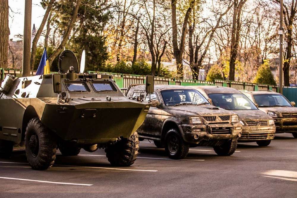 Дніпропетровщина передала на фронт три автівки та бронемашину (фото)