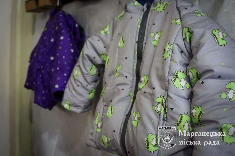 У Марганці роздали мешканцям дитячий одяг від UNICEF