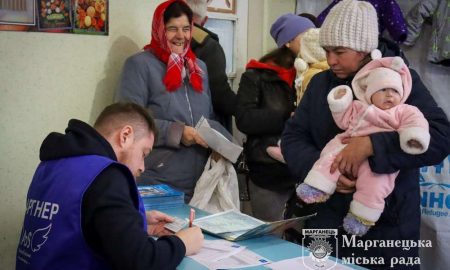 У Марганці роздали мешканцям дитячий одяг від UNICEF