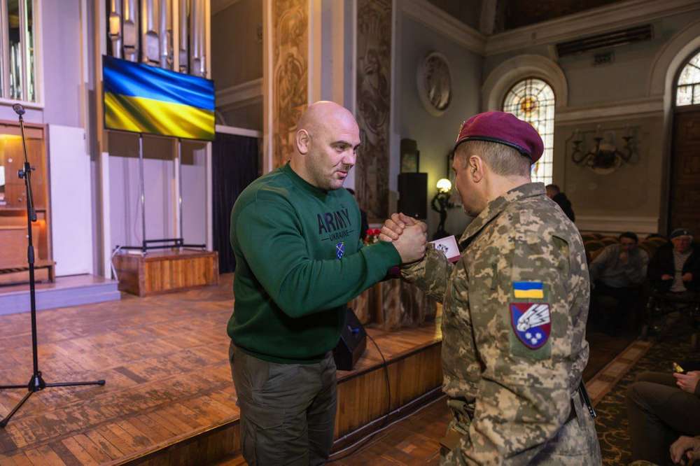 Начальник ДніпроОВА нагородив бійців легендарної 25-ї бригади і незламного дядю Гришу