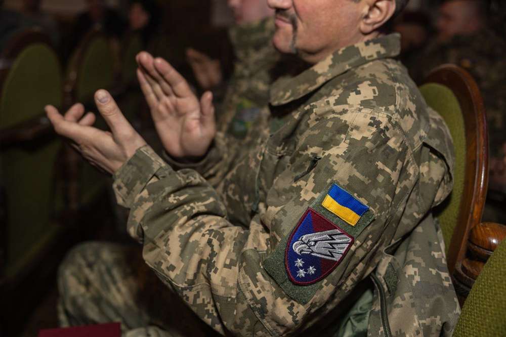 Начальник ДніпроОВА нагородив бійців легендарної 25-ї бригади і незламного дядю Гришу