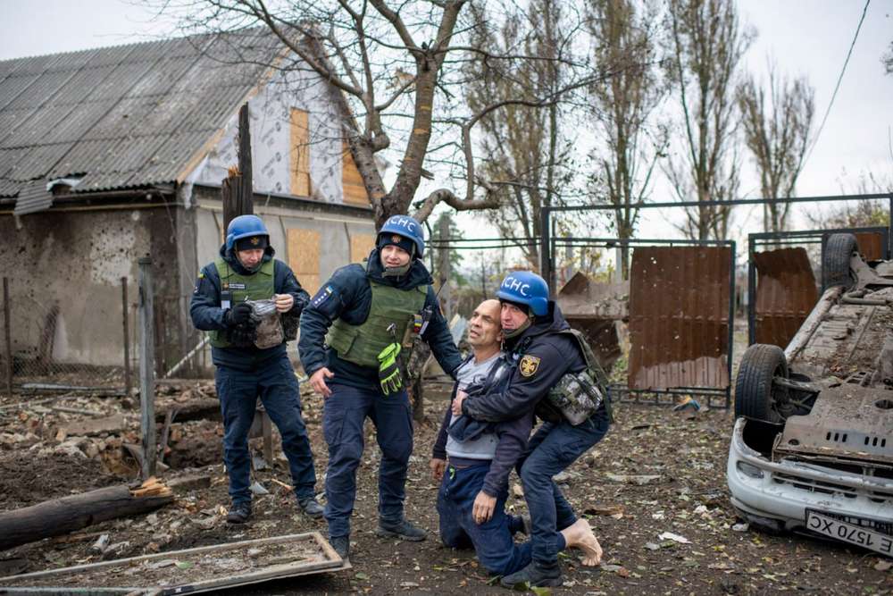 Чутливий контент: у ДСНС показали фото з рятувальної операції у Нікополі, коли загинула людина