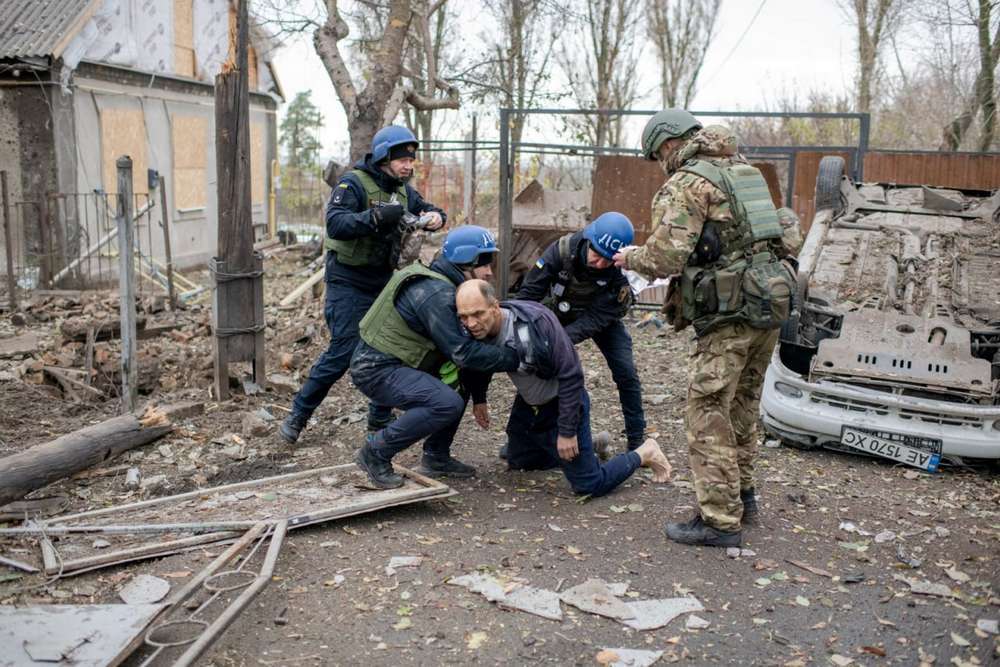 Чутливий контент: у ДСНС показали фото з рятувальної операції у Нікополі, коли загинула людина