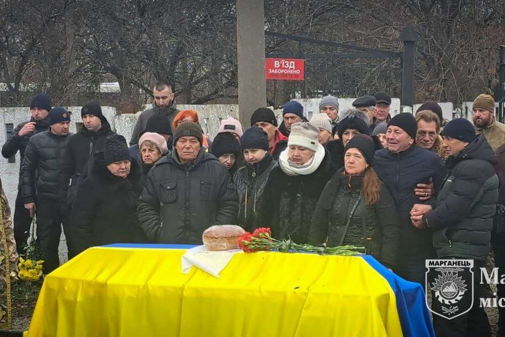 23 листопада Марганець провів в останню путь загиблого Захисника (фото)