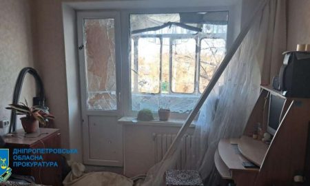 Рятувальники обстежили квартири у понівеченому будинку у Нікополі - більше потерпілих не виявлено