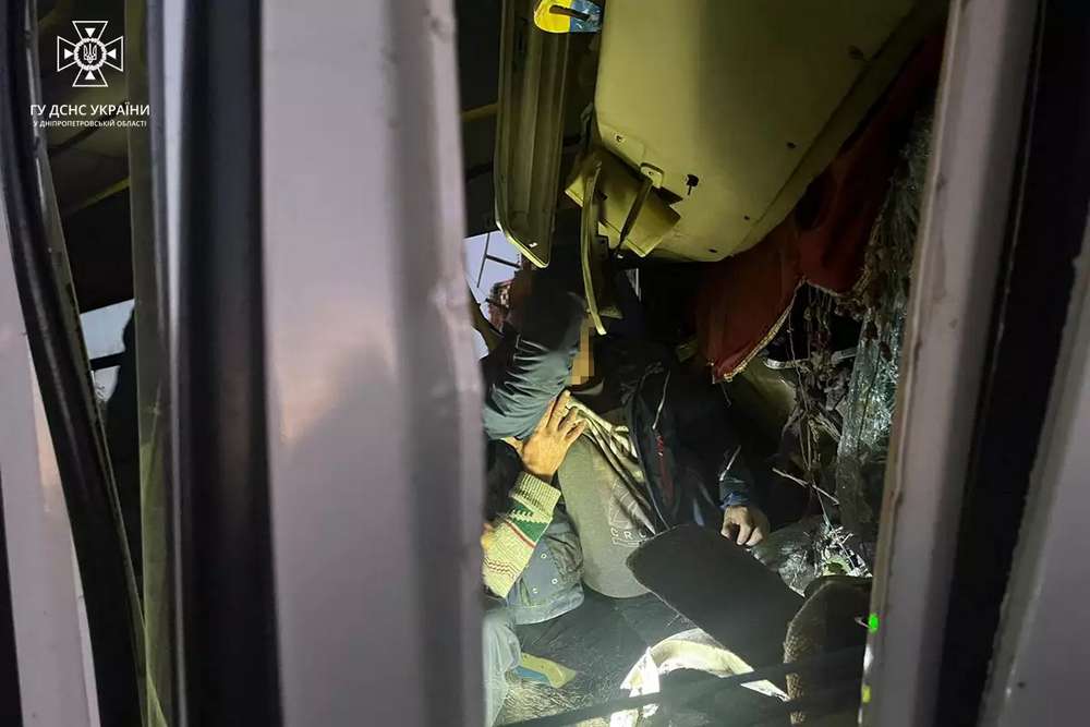 У Нікополі автобус врізався в будинок і частково зруйнував його (фото)
