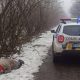 Лежала в снігу на узбіччі дороги: на Дніпропетровщині поліцейський врятував літню жінку