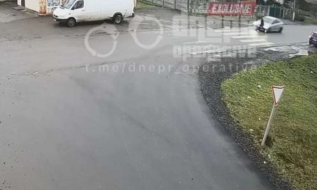 Відео моменту ДТП: 9-річну дівчинку на смерть збило авто на Дніпропетровщині
