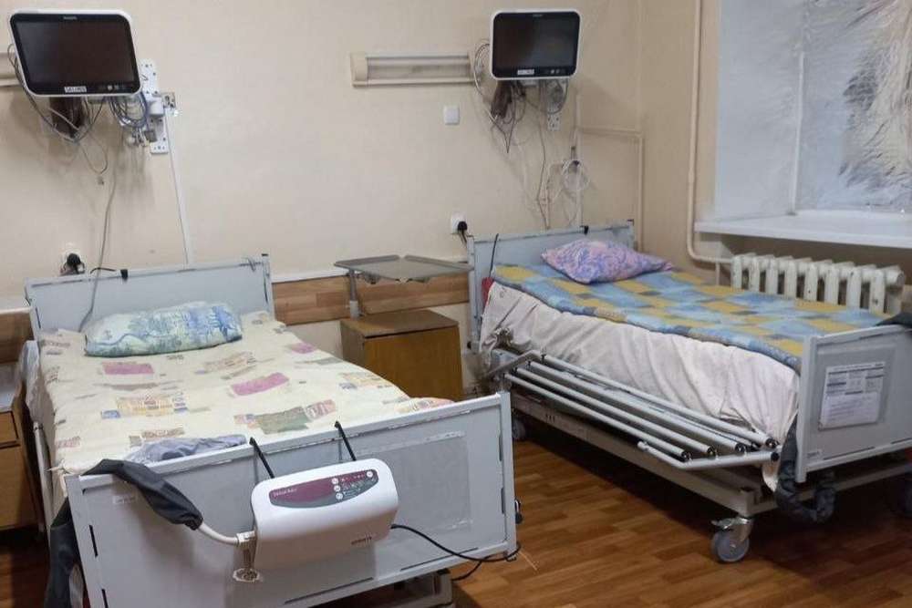 Медзакладам Нікополя, де рятують поранених містян, передали багатофункціональні ліжка