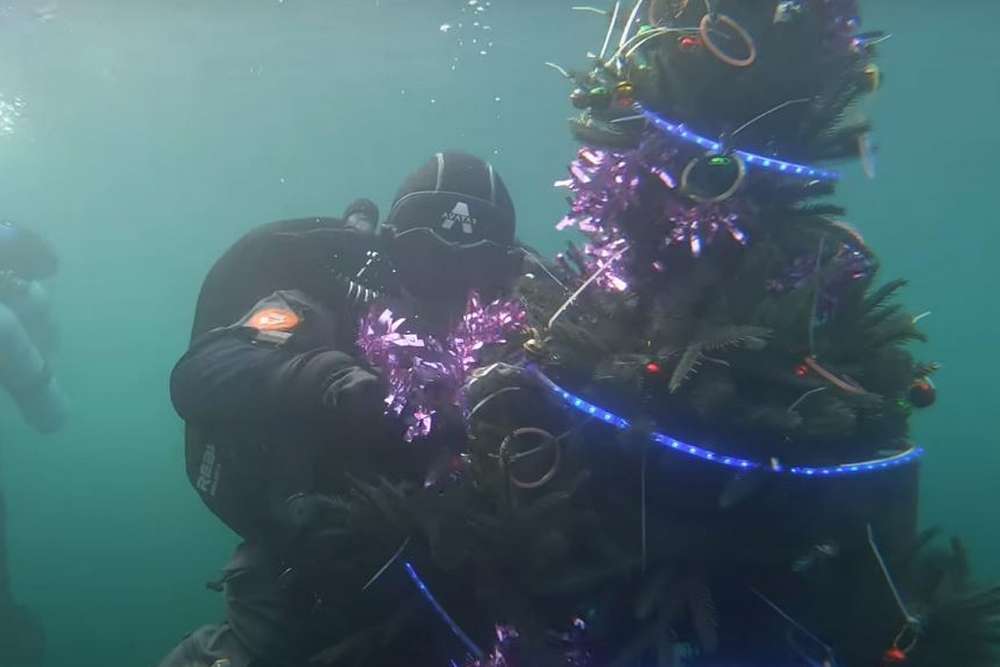 На Дніпропетровщині встановили новорічну ялинку під водою (відео)