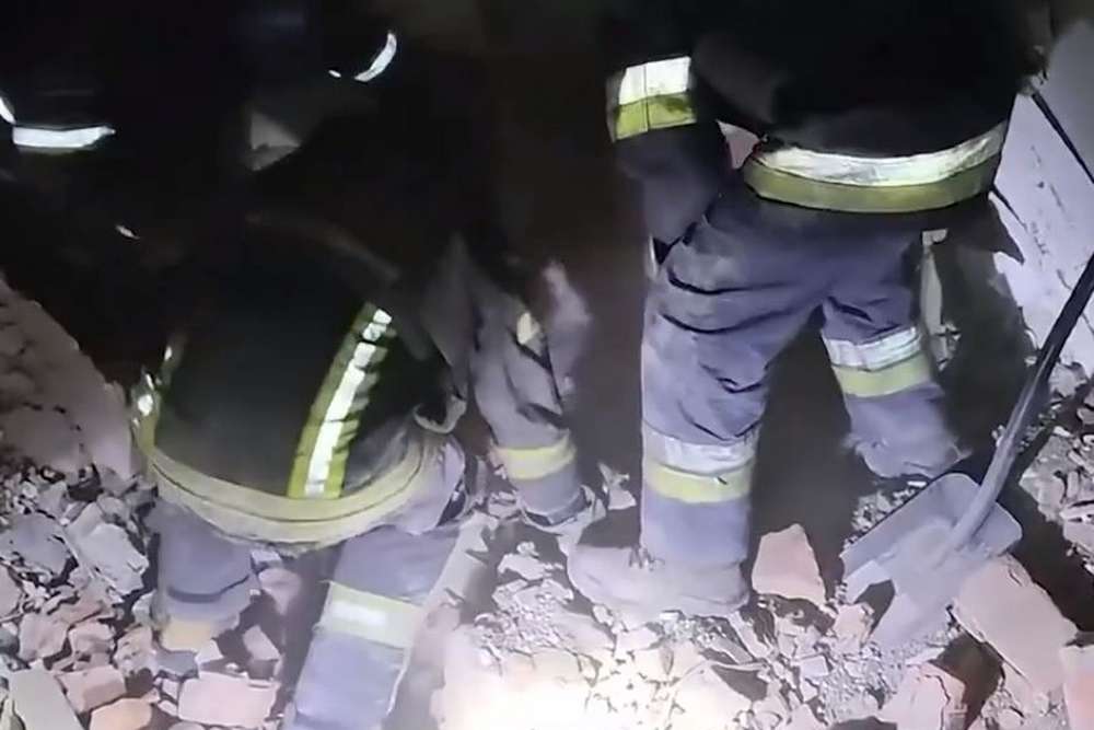 «Жінка кричить під завалами, а там плити» - рятувальники незламного Нікополя показали свою роботу